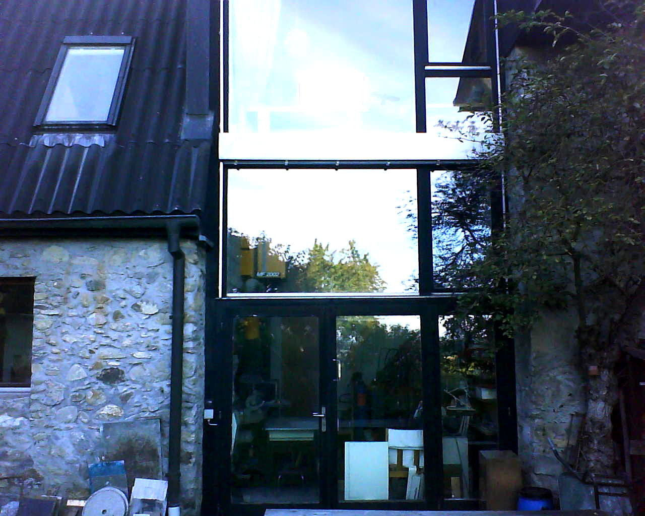 Zweigeschossige Glasfront in einer Natursteinfassade, ausgeführt von Häfeli Fenster