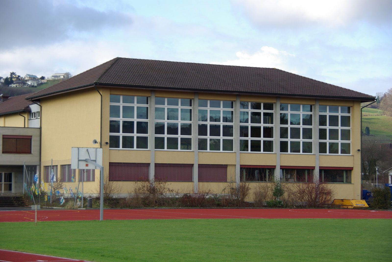 Turnhalle mit grossflächiger Fensterfront